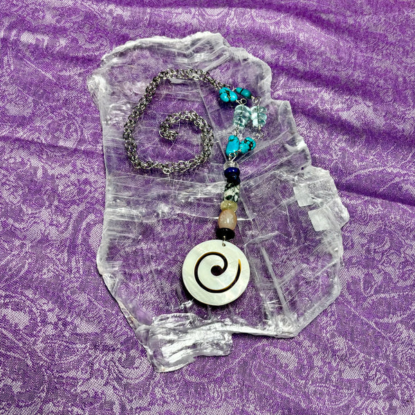 Chakra Māori Swirl Mother of Pearl Pendant Gemstone Necklace