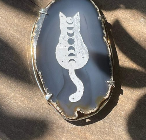 Engraved Agate Pendant Cat and Moon Phase