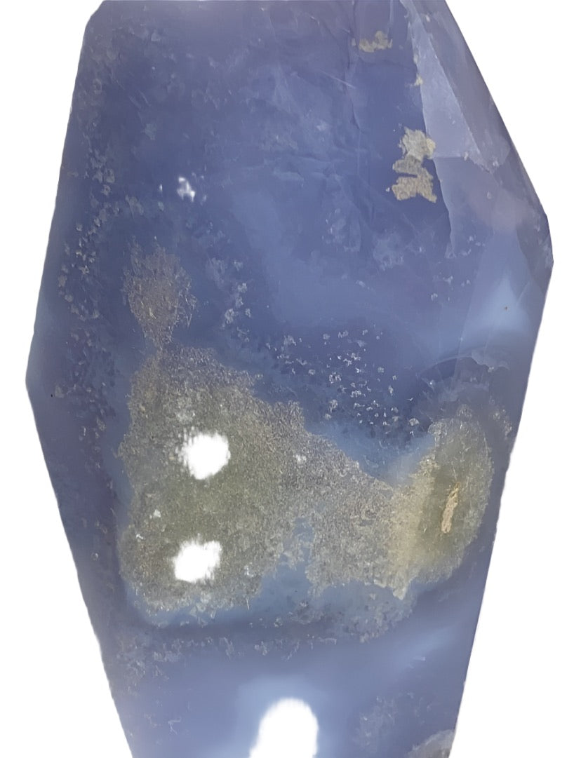 Blue lace agate helps tremendously with communication by boosting the ability to express your feelings and thoughts, which you gain from the higher self. This is also a nurturing and soothing stone, which may bring you peace and calmness of mind. &nbsp;